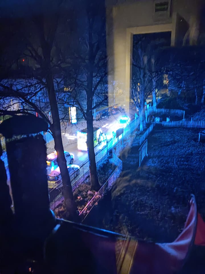 Bestelwagen tegen geparkeerd voertuig in de Zoutstraat