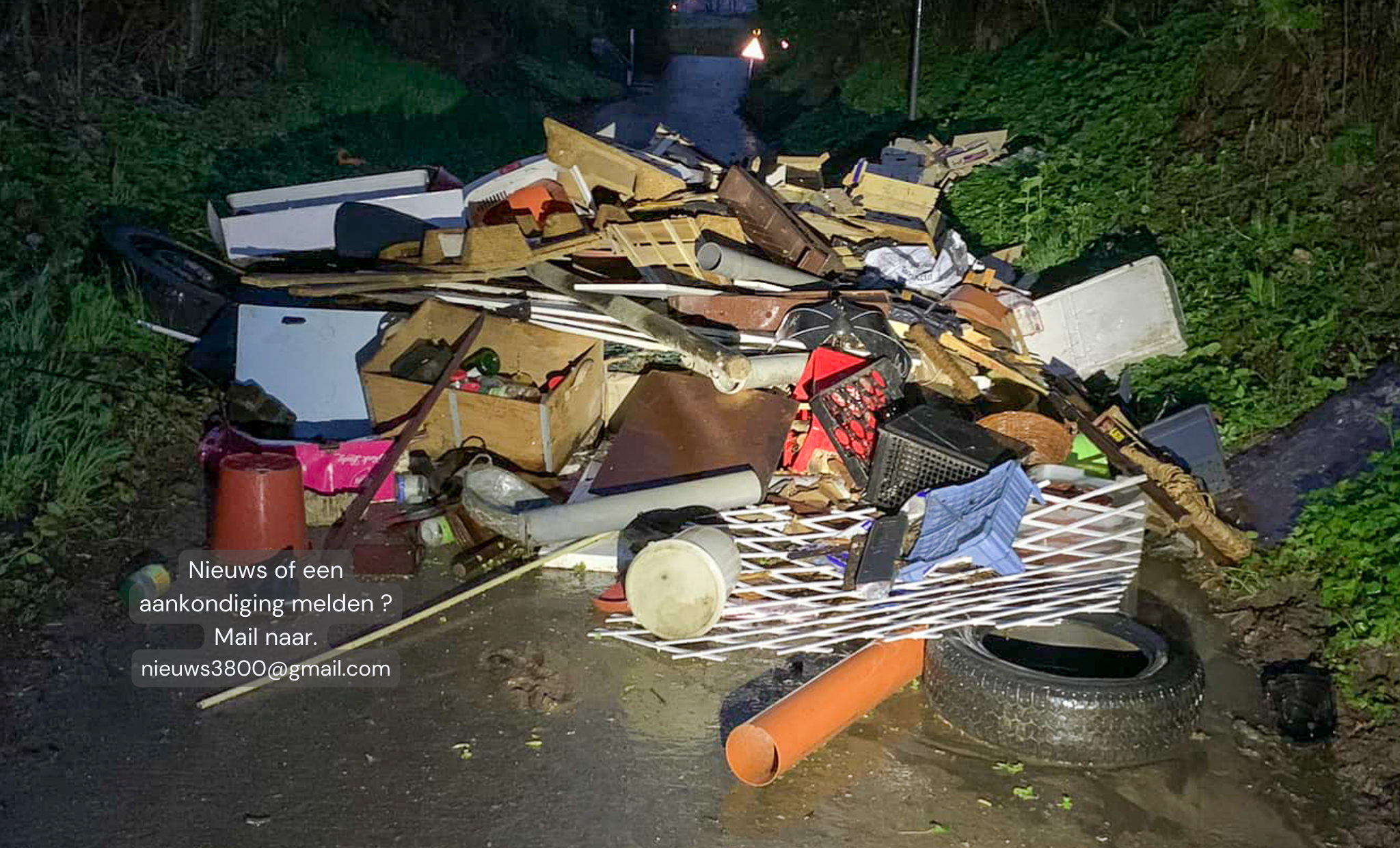 Enorme berg afval gedumpt in het midden van de weg