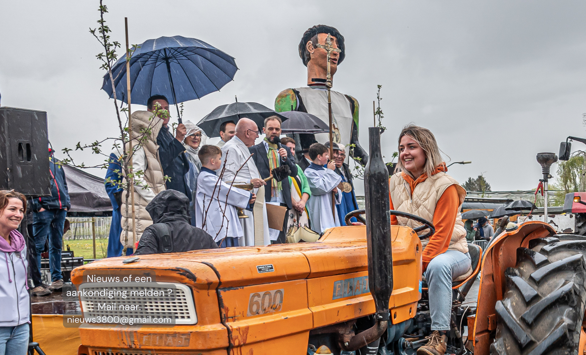 Groot bloesemfeest in Sint-Truiden met tractorenrondrit, traditionele zegening en het lof van diaken Ivo Dams (+foto’s)