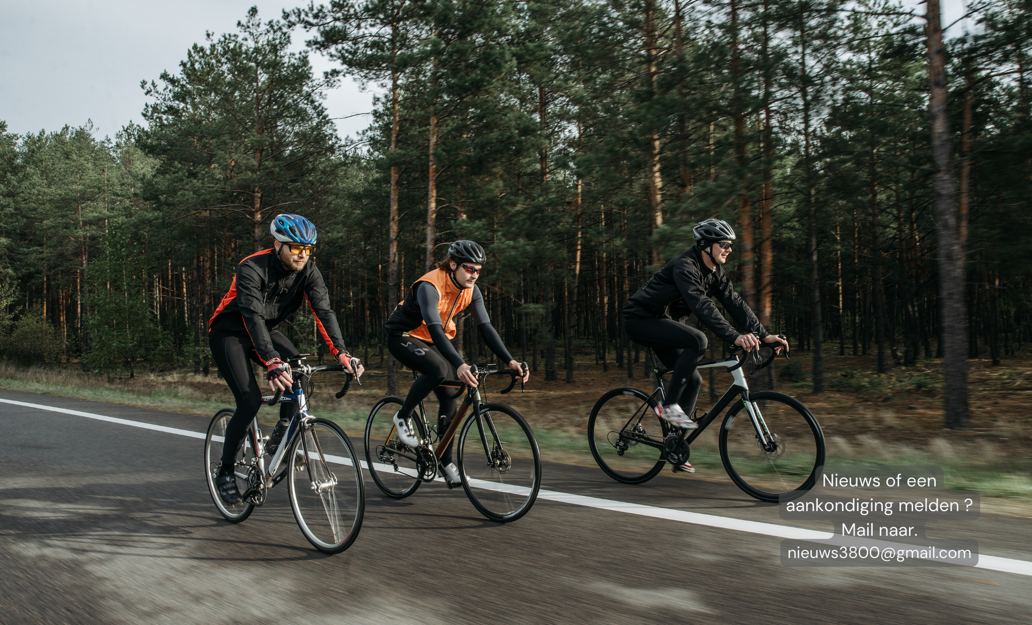 Fietsers in groep: plaats op de weg!