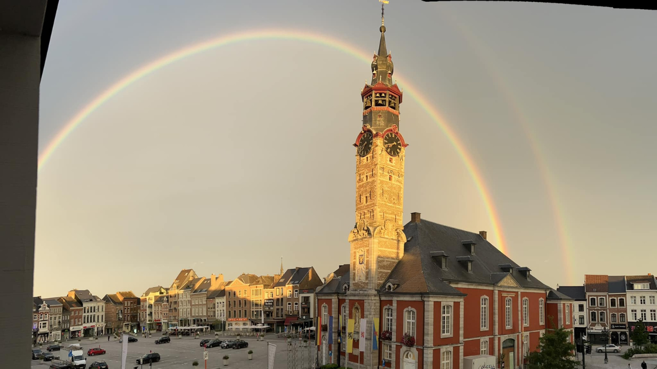 Practige foto’s van de regenboog boven de Grote Markt