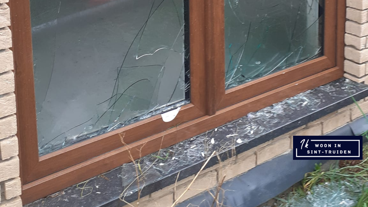 Vandalisme: Ramen van nieuwbouw volledig stukgeslagen in Drieslinter