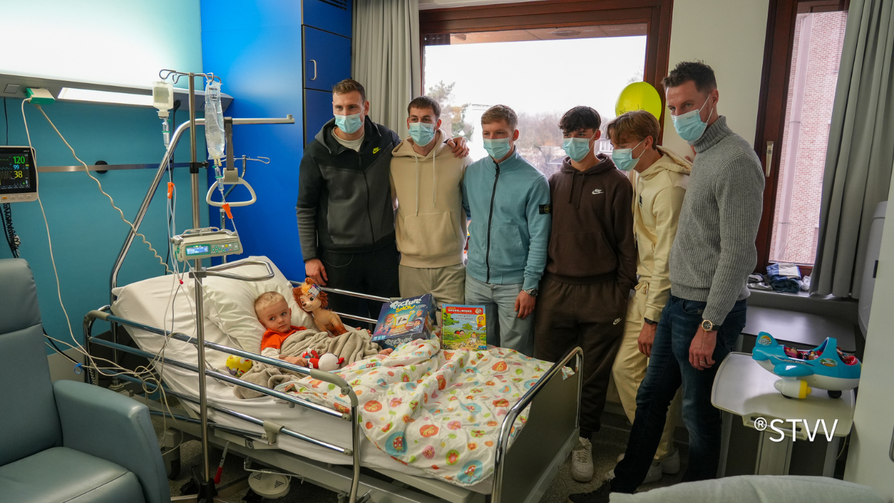 STVV-spelers verrassen zieke kindjes in Sint-Trudo Ziekenhuis