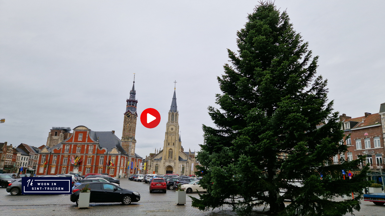 De kerstboom is aangekomen op Grote Markt