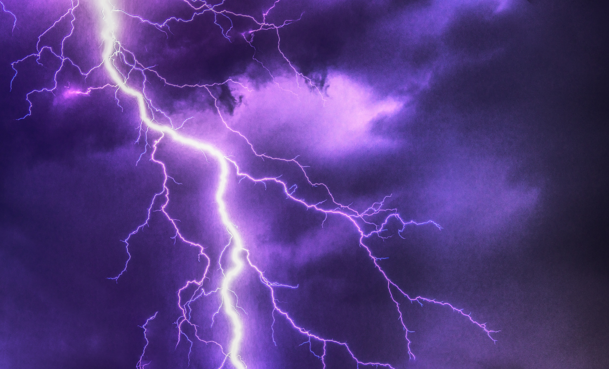Het KMI kondigt vanaf 15 uur code oranje voor onweer af in de provincie Limburg. 