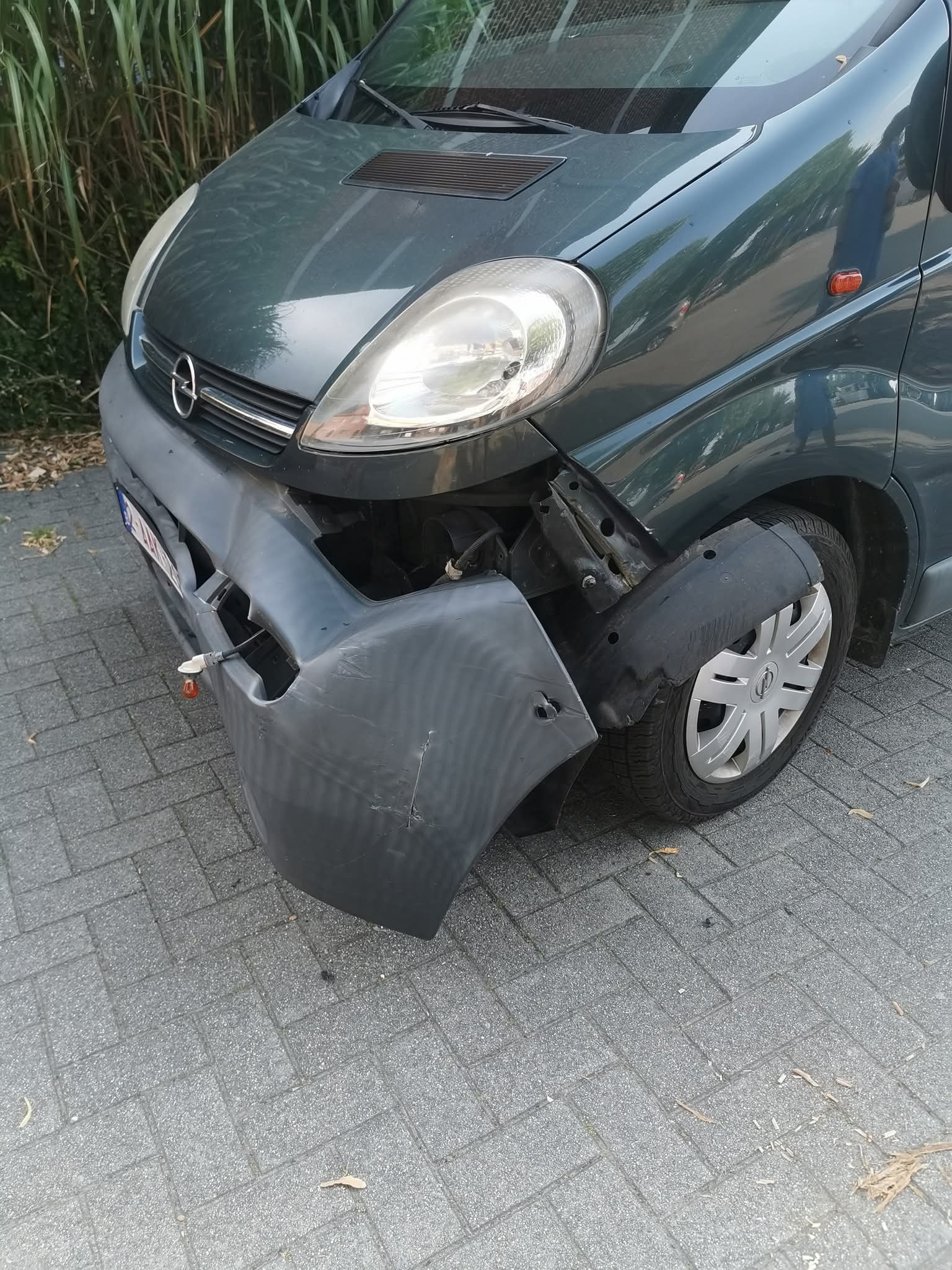 Ons busje aangereden bij frituur Het Pleintje – getuigen gezocht, beloning voorzien