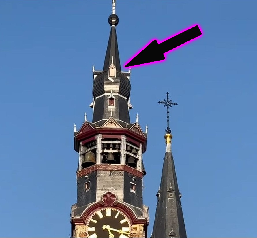 Losse leien en zinken slab aan belforttoren:deel Grote Markt tijdelijk afgesloten uit veiligheidsoverwegingen