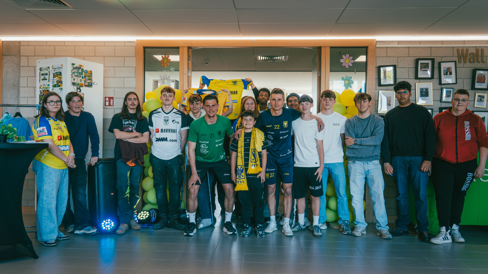 STVV-delegatie (her)opent winkeltje in school Hasp-O Centrum