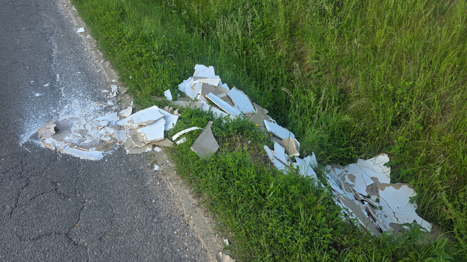 Opnieuw sluikstort op de Rummenweg: gipsplaten en lachgasflessen gedumpt